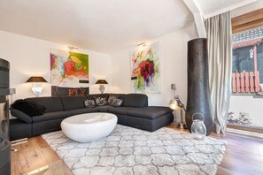 Televisie, een open haard, een dvd-speler en een stereo