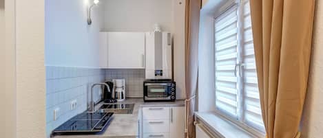 Fridge, stovetop, coffee/tea maker, toaster