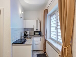 Kühlschrank, Herdplatte, Wasserkocher mit Kaffee-/Teezubehör, Toaster