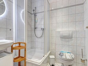Chuveiro, secador de cabelo, toalhas de banho