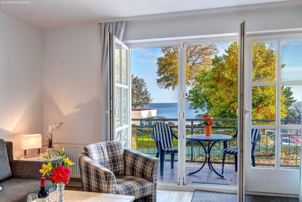 Fernseher, Bücher, Stereoanlage