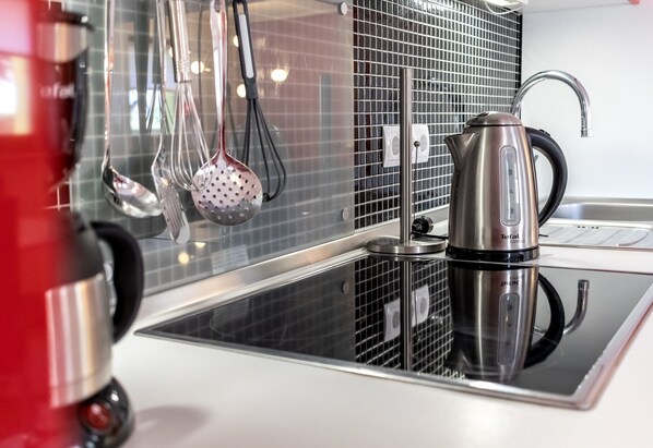 Kühlschrank, Mikrowelle, Ofen, Herdplatte