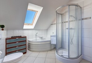 Regadera, secadora de cabello, toallas 