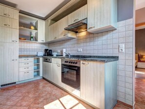 Fridge, oven, stovetop, dishwasher