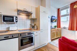 Een koelkast, een microgolfoven, een oven, een kookplaat