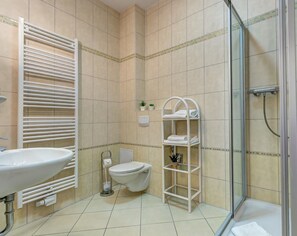 Douche, sèche-cheveux, serviettes fournies