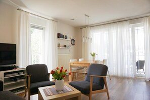 Fernseher, DVD-Player, Bücher, Stereoanlage