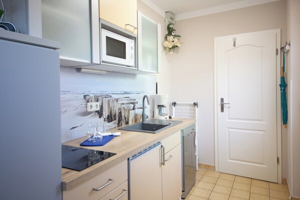 Kühlschrank, Mikrowelle, Herdplatte, Geschirrspüler