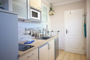 Kylskåp, mikrovågsugn, spishäll och diskmaskin