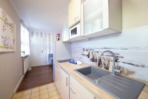 Frigorifero, microonde, piano cottura, lavastoviglie