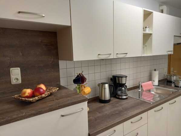 Kylskåp, ugn, spishäll och diskmaskin