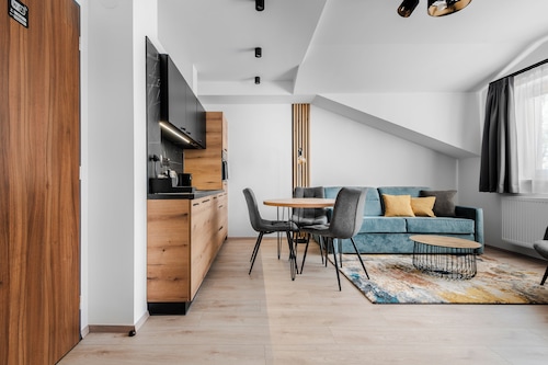 No. 28 Rooms & Apartments