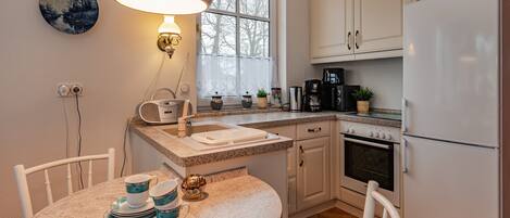 Køleskab, mikrobølgeovn, ovn, kogeplade