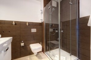Shower, hair dryer, towels - Residence on Lake Balmer, apartment 04 in Balm - with side view of Lake Balmer (Balm)