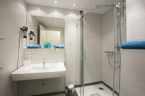 Shower, hair dryer, towels - Welcome to the Residenz am Balmer See Whg. BS12 in Balm on Usedom. (Balm)