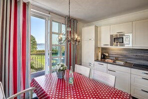 Kühlschrank, Mikrowelle, Herdplatte, Geschirrspüler