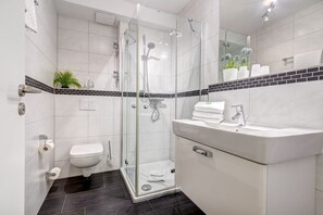 Shower, hair dryer, towels - Residenz am Balmer See, apartment 14 in Balm - 4-star comfort with panoramic lake view (Balm)