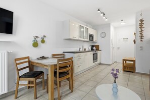Fridge, microwave, oven, stovetop - Residenz am Balmer See, apartment 16 in Balm - 4-star comfort with balcony & lake view (Balm)
