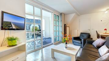 Een televisie, een dvd-speler en een stereo