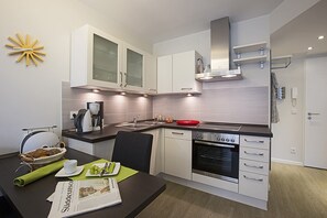 Kylskåp, ugn, spishäll och diskmaskin