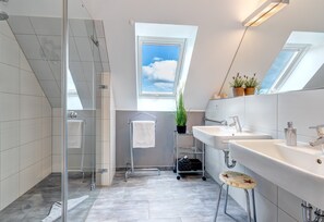 Douche, séchoir à cheveux, serviettes fournies