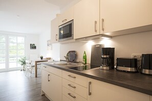 Kühlschrank, Mikrowelle, Herdplatte, Geschirrspüler