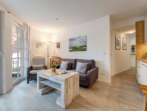 Televisie, een dvd-speler en een stereo