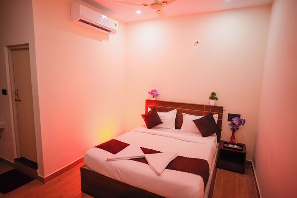 Deluxe Double Room, Garden View | Desk, laptop workspace, free WiFi