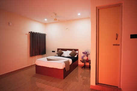 Deluxe Double Room, Garden View | Desk, laptop workspace, free WiFi