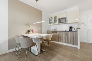 Kühlschrank, Mikrowelle, Herdplatte, Geschirrspüler