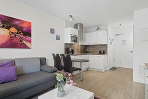 Televisie, een dvd-speler en een stereo
