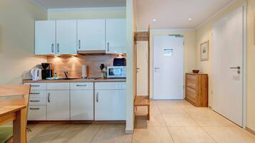 Kühlschrank, Mikrowelle, Herdplatte, Geschirrspüler