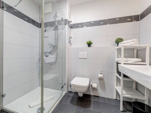 Shower, hair dryer, towels - Residenz am Balmer See, apartment 40 with sauna, lake view and wellness (Balm)