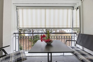 Outdoor dining - Residenz am Balmer See apartment 31 with sauna, lake view & 5 beds (Balm)