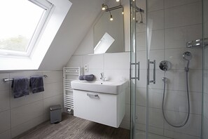Dusch, hårtork och handdukar