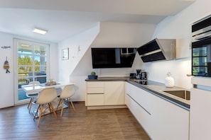Fridge, oven, stovetop, dishwasher - Residenz am Balmer See Whg. 33 with sauna, lake view & WLAN (Balm)