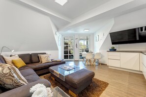 Fernseher, DVD-Player, Bücher, Stereoanlage