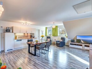 Fridge, microwave, oven, stovetop - Haus zum Achterwasser, vacation apartment in Ückeritz (Ückeritz)