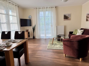 TV, books - Residenz am Balmer See, Whg. 47 - Wellness, sauna and lake view (Balm)