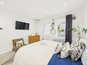 2 bedrooms, desk, iron/ironing board, internet