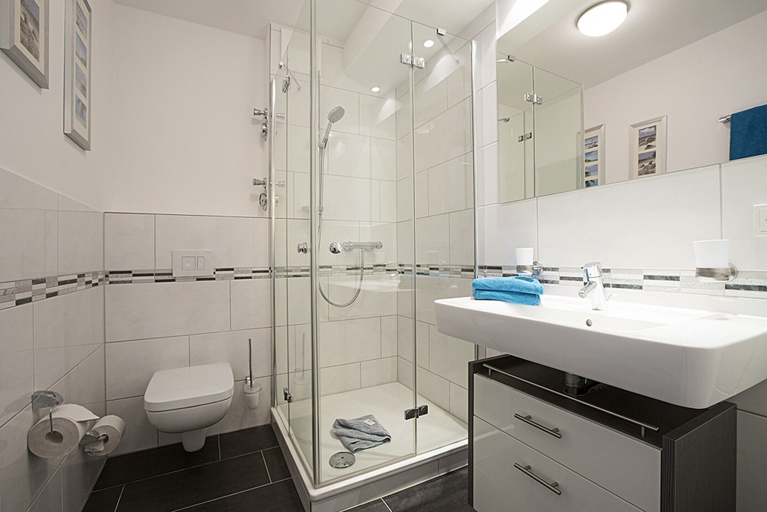 Dusche, Haartrockner, Handtücher