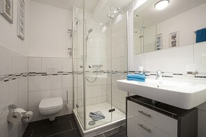 Dusj, hårføner og håndklær