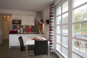 Fridge, microwave, stovetop, dishwasher - Welcome to the Residenz am Balmer See Whg. BS57 in Balm on Usedom. (Balm)