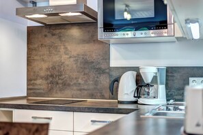 Kjøleskap, mikrobølgeovn, kokeplater og oppvaskmaskin