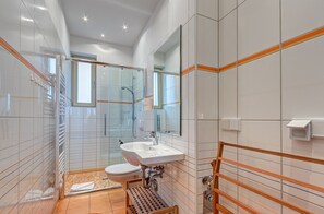 Shower, towels - Vacation apartment Hering in Ückeritz near the beach with terrace (Ückeritz)