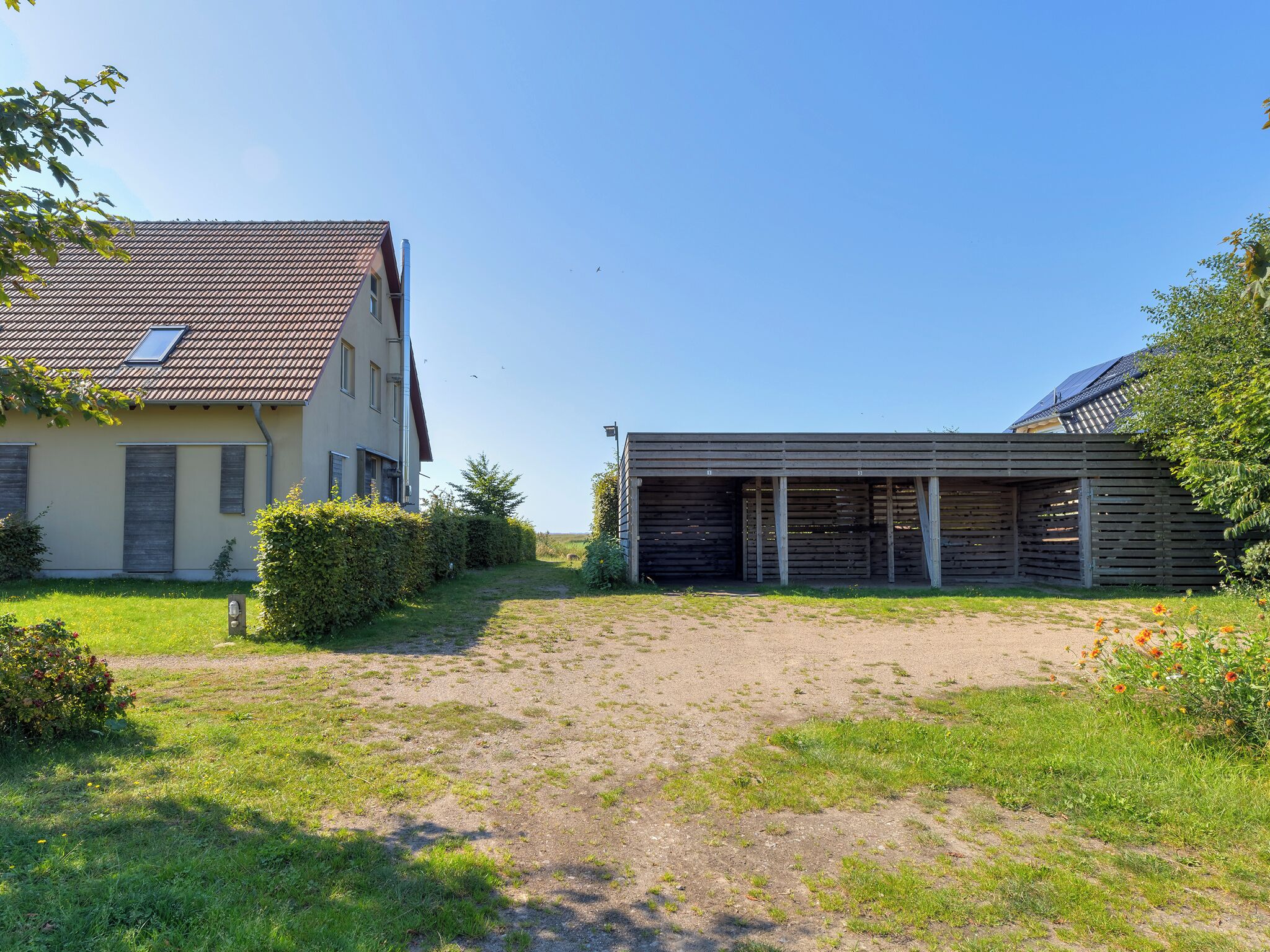 Un quartier résidentiel comprenant une maison et une grange.