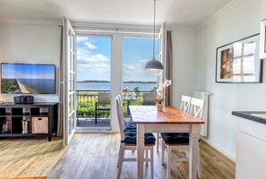 Dining - Residence on Balmer See, apartment 52 with lake view, sauna & WLAN (Balm)