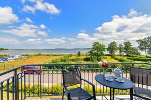 Outdoor dining - Residence on Balmer See, apartment 52 with lake view, sauna & WLAN (Balm)