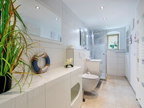 Douche, sèche-cheveux, serviettes fournies