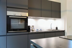 Frigorífico, horno, placa de cocina y lavavajillas